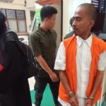 Terdakwa kasus pencurian sepeda motor digiring petugas usai menjalani sidang pembacaan putusan di Pengadilan Negeri Denpasar, Kamis (4/12/2025).