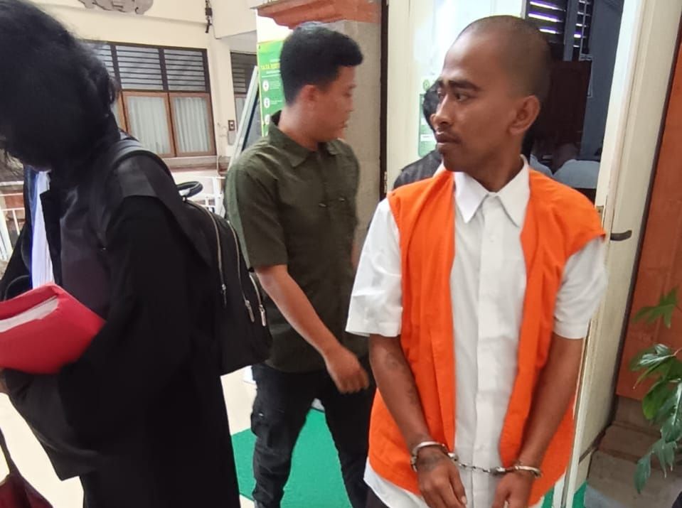 Terdakwa kasus pencurian sepeda motor digiring petugas usai menjalani sidang pembacaan putusan di Pengadilan Negeri Denpasar, Kamis (4/12/2025).