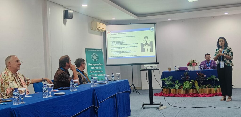 Public Relations Narcotics Anonymous Indonesia, Nita Purna kusumabsaat Jumpa Pers di Denpasar, Jumat (05/12/2025)