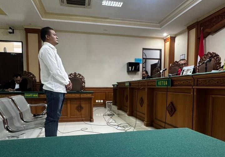 Terdakwa I Wayan Sudiarta saat jalani sidang agenda putusan di Pengadilan Tipikor Denpasar, Jumat (5/12).