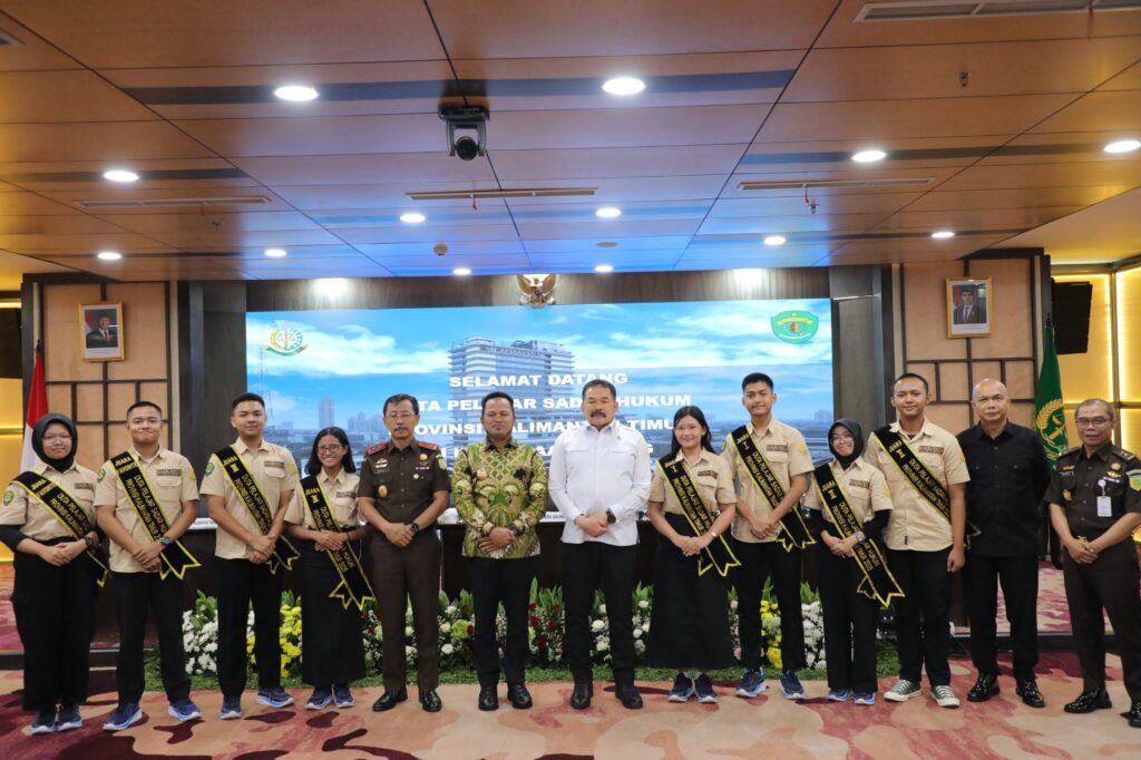 Jaksa Agung ST Burhanuddin bersama Gubernur Kalimantan Timur Rudy Mas’ud, jajaran Kejaksaan, serta para Duta Pelajar Sadar Hukum Provinsi Kalimantan Timur saat kunjungan kehormatan di Aula Gedung Utama Kejaksaan Agung, Kamis (11/12/2025). (Foto: Puspenkum)