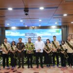 Jaksa Agung ST Burhanuddin bersama Gubernur Kalimantan Timur Rudy Mas’ud, jajaran Kejaksaan, serta para Duta Pelajar Sadar Hukum Provinsi Kalimantan Timur saat kunjungan kehormatan di Aula Gedung Utama Kejaksaan Agung, Kamis (11/12/2025). (Foto: Puspenkum)