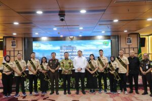 Jaksa Agung ST Burhanuddin bersama Gubernur Kalimantan Timur Rudy Mas’ud, jajaran Kejaksaan, serta para Duta Pelajar Sadar Hukum Provinsi Kalimantan Timur saat kunjungan kehormatan di Aula Gedung Utama Kejaksaan Agung, Kamis (11/12/2025). (Foto: Puspenkum)