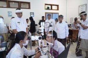 Bupati dan Wakil Bupati Klungkung memantau langsung pemeriksaan kesehatan mata terhadap Sulinggih saat peringatan HUT ke-39 RSUD Klungkung.