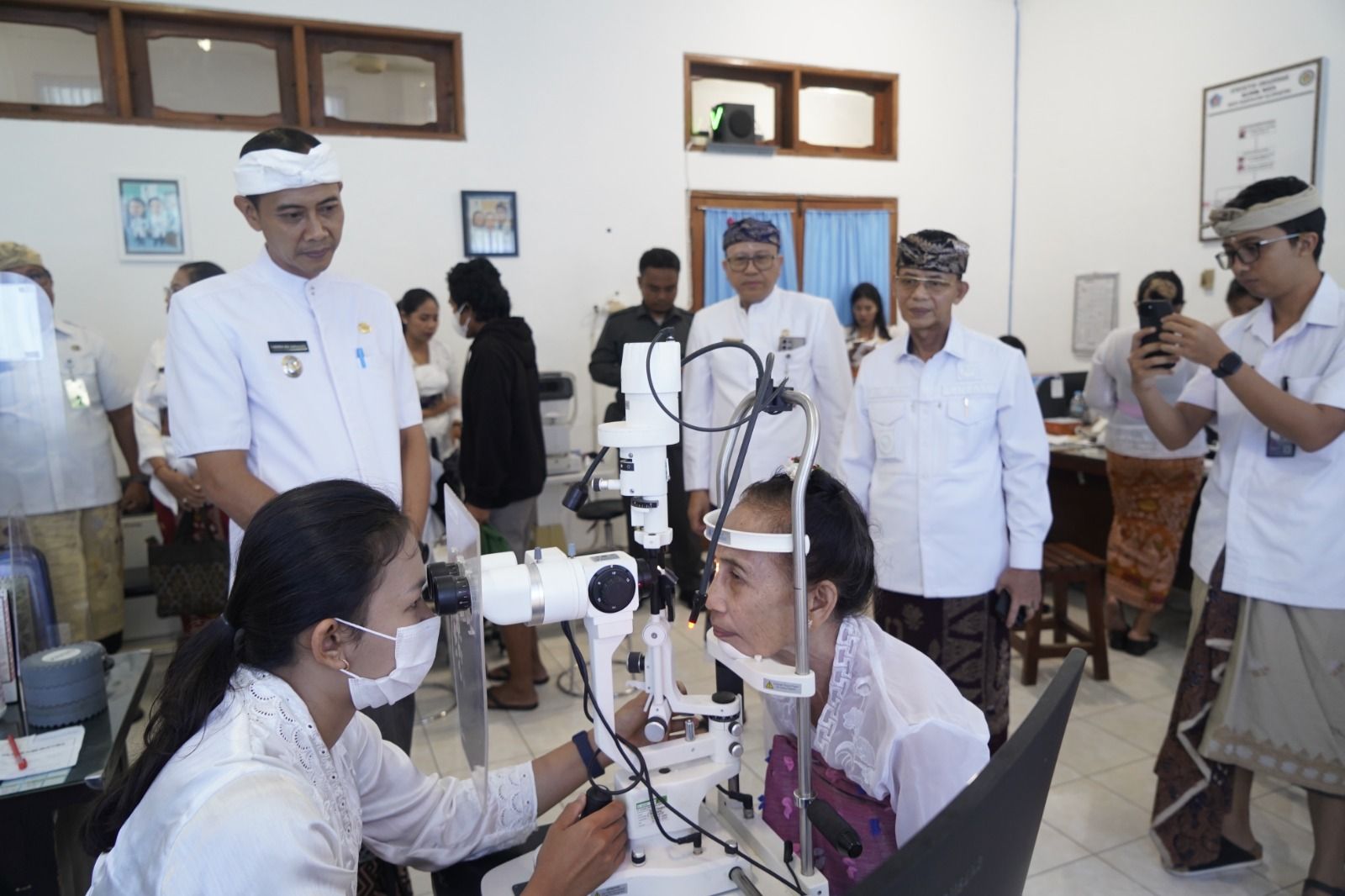 Bupati dan Wakil Bupati Klungkung memantau langsung pemeriksaan kesehatan mata terhadap Sulinggih saat peringatan HUT ke-39 RSUD Klungkung.