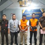 Dua tersangka kasus dugaan korupsi pengelolaan dana Participating Interest (PI) 10 persen Blok Rokan, MA dan DS, saat menjalani proses penahanan di Rutan Kelas I Pekanbaru, Senin (15/12/2025).
