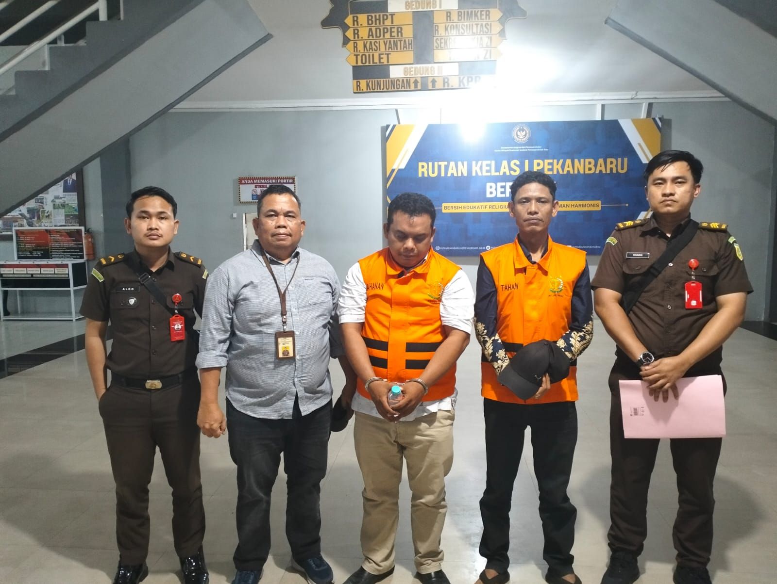 Dua tersangka kasus dugaan korupsi pengelolaan dana Participating Interest (PI) 10 persen Blok Rokan, MA dan DS, saat menjalani proses penahanan di Rutan Kelas I Pekanbaru, Senin (15/12/2025).