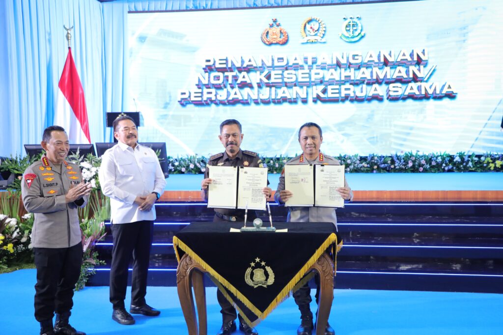 menandatangani Nota Kesepahaman penguatan sinergitas Kejaksaan dan Polri dalam menyambut pemberlakuan KUHP dan KUHAP baru tahun 2026, di Mabes Polri, Jakarta, Selasa (16/12/2025).