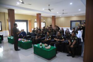 Kepala Kejaksaan Tinggi Kalimantan Timur, Assoc. Prof. Dr. Supardi, SH, MH, memberikan pengarahan kepada jajaran Kejaksaan Negeri Kutai Barat dalam kunjungan kerja, Kamis (18/12/2025), dengan penekanan pada profesionalitas aparatur dan kesiapan menghadapi pemberlakuan KUHP dan KUHAP baru mulai 2026.