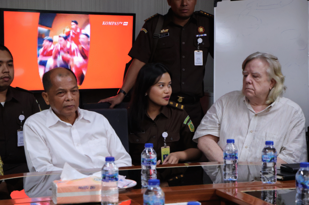 Tersangka kasus dugaan korupsi proyek satelit slot orbit 123° BT saat menjalani proses penyerahan tahap II kepada Tim Penuntut Koneksitas di Jakarta, Senin (1/12/2025). (Foto: Puspenkum)