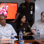 Tersangka kasus dugaan korupsi proyek satelit slot orbit 123° BT saat menjalani proses penyerahan tahap II kepada Tim Penuntut Koneksitas di Jakarta, Senin (1/12/2025). (Foto: Puspenkum)