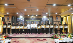 Jaksa Agung RI Burhanuddin (tengah) bersama Menteri PANRB Rini Widyantini dan jajaran pimpinan Kejaksaan Agung berfoto bersama para pimpinan satuan kerja penerima predikat Zona Integritas Menuju Wilayah Bebas dari Korupsi (WBK) Tahun 2025 usai acara Apresiasi dan Penganugerahan di Gedung Utama Kejaksaan Agung, Jakarta, Rabu (17/12/2025).