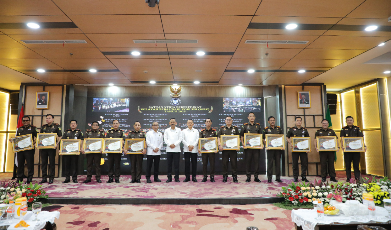 Jaksa Agung RI Burhanuddin (tengah) bersama Menteri PANRB Rini Widyantini dan jajaran pimpinan Kejaksaan Agung berfoto bersama para pimpinan satuan kerja penerima predikat Zona Integritas Menuju Wilayah Bebas dari Korupsi (WBK) Tahun 2025 usai acara Apresiasi dan Penganugerahan di Gedung Utama Kejaksaan Agung, Jakarta, Rabu (17/12/2025).