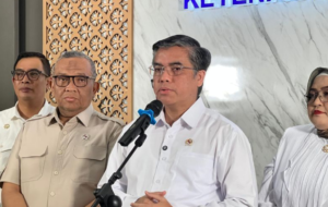 Menteri Ketenagakerjaan Yassierli memberi keterangan ketika ditemui di Kantor Kementerian Ketenagakerjaan, Jakarta, Rabu (17/12). (Foto: ANTARA/Putu Indah Savitri)