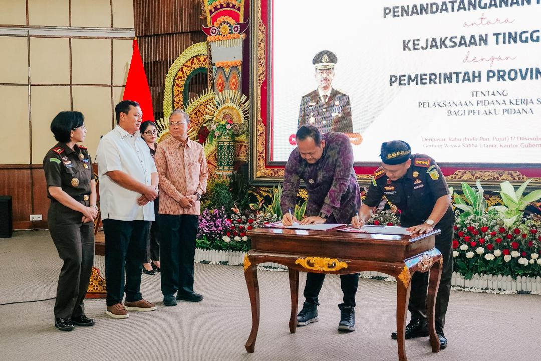 Wabup Bagus Alit Sucipta menghadiri sekaligus memberikan paraf naskah MoU dan PKS di Gedung Wiswa Sabha, Kantor Gubernur Bali, Rabu (17/12).