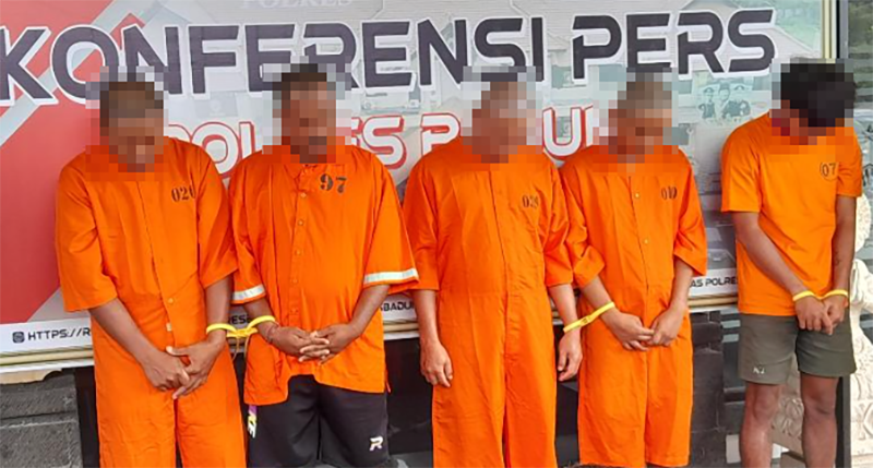 ima tersangka kasus pencurian mesin traktor milik petani di sejumlah wilayah subak di Kabupaten Badung saat dihadirkan dalam konferensi pers di Mapolres Badung, Rabu (17/12/2025).