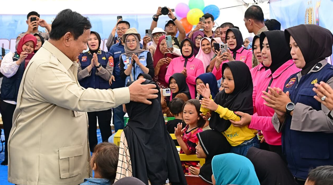 Presiden Prabowo Subianto mengunjungi lokasi terdampak bencana di Posko Pengungsi yang berlokasi di SD Negeri 05 Kayu Pasak Palembayan, Kabupaten Agam, Provinsi Sumatra Barat, pada Kamis, 18 Desember 2025.