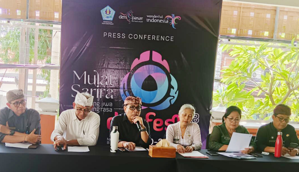 Wakil Wali Kota Denpasar, I Kadek Agus Arya Wibawa (tengah), saat menghadiri Press Conference Denpasar Festival (Denfest) ke-18 di Graha Yowana Suci (GYS), Kamis (18/12/2025).