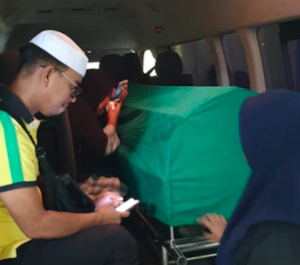 Jenazah almarhum Mukti Keliobas, dari rumah sakit Leimena menuju rumah duka.