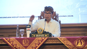 Bupati Wayan Adi Arnawa saat rapat koordinasi dengan Camat, Perbekel, Lurah dan Pengelola TPS3R terkait penanganan sampah, Jumat (19/12).
