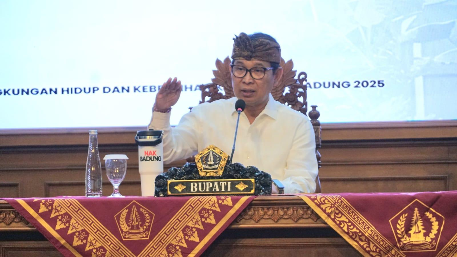 Bupati Wayan Adi Arnawa saat rapat koordinasi dengan Camat, Perbekel, Lurah dan Pengelola TPS3R terkait penanganan sampah, Jumat (19/12).