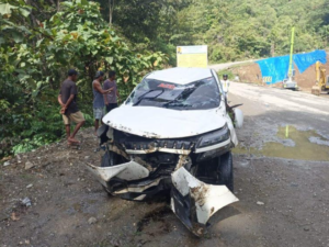 Mobil minibus Daihatsu Xenia warna putih yang terperosok di jurang sedalam 8 meter di Desa Waisarisa, Kecamatan Kairatu, Kabupaten Seram Bagian Barat.