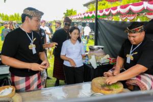 Ketua TP. PKK Badung Nyonya Rasniathi Adi Arnawa saat membuka kegiatan Lomba Ngelawar dan Lomba MC Berbahasa Bali (Ugrawakya) antar Sekaa Teruna se-Kabupaten Badung, di Balai Budaya Giri Nata Mandala, Minggu (21/12).