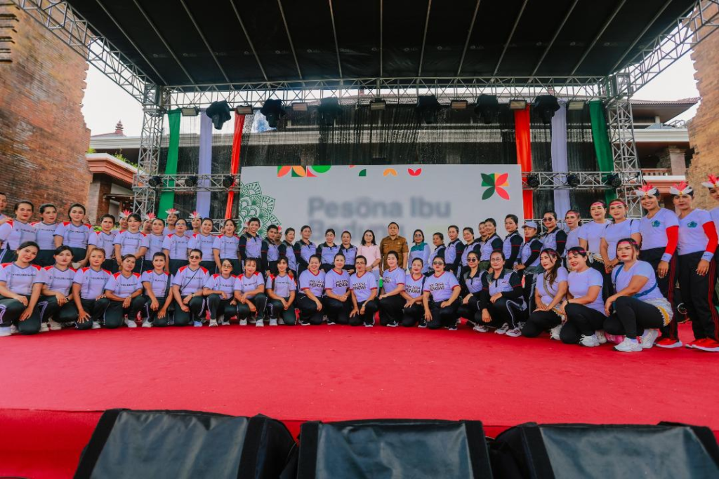 Ketua TP PKK Badung Nyonya Rasniathi Adi Arnawa saat menghadiri Pesona Ibu Badung Tahun 2025 di Balai Budaya Giri Nata Mandala, Puspem Badung, Senin (22/12).