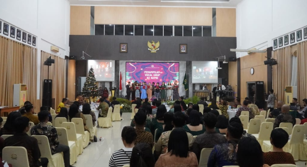 Suasana Perayaan Natal 2025 keluarga besar Kejati Kepri di Aula Sasana Baharudin Lopa, dengan penampilan vocal group yang menambah kemeriahan ibadah dan ramah tamah.