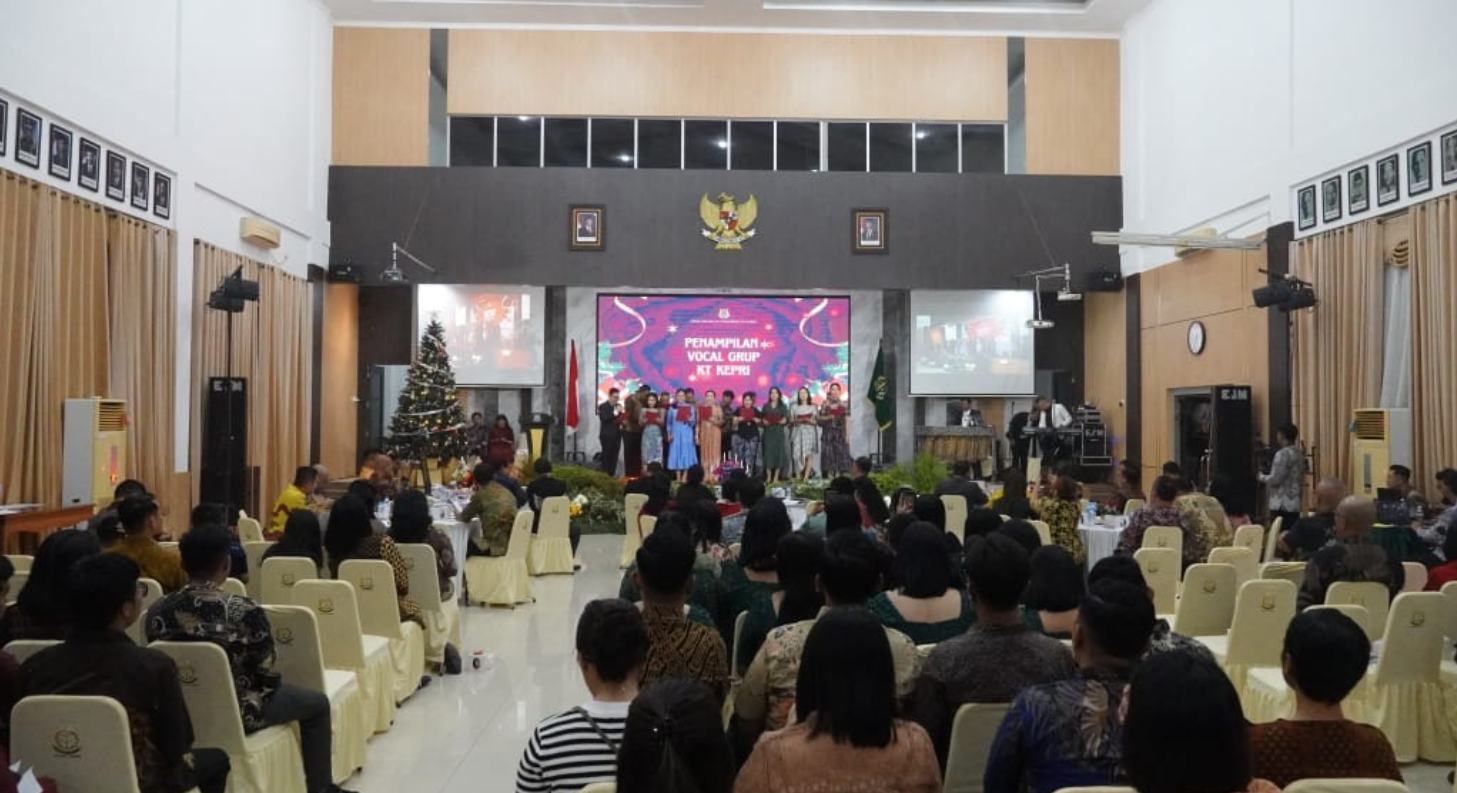 Suasana Perayaan Natal 2025 keluarga besar Kejati Kepri di Aula Sasana Baharudin Lopa, dengan penampilan vocal group yang menambah kemeriahan ibadah dan ramah tamah.