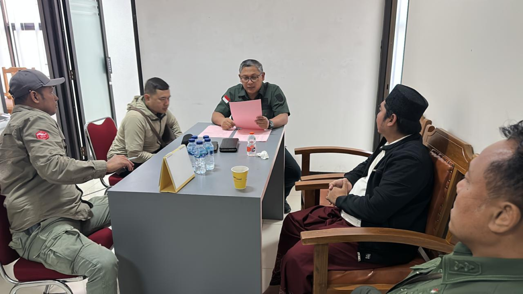 Tersangka AY menjalani pemeriksaan oleh penyidik Kejaksaan Tinggi Jawa Tengah usai diamankan dalam perkara dugaan tindak pidana pencucian uang (TPPU) terkait jual beli tanah BUMD PT Cilacap Segara Artha, Selasa (23/12/2025) malam.