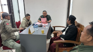 Tersangka AY menjalani pemeriksaan oleh penyidik Kejaksaan Tinggi Jawa Tengah usai diamankan dalam perkara dugaan tindak pidana pencucian uang (TPPU) terkait jual beli tanah BUMD PT Cilacap Segara Artha, Selasa (23/12/2025) malam.