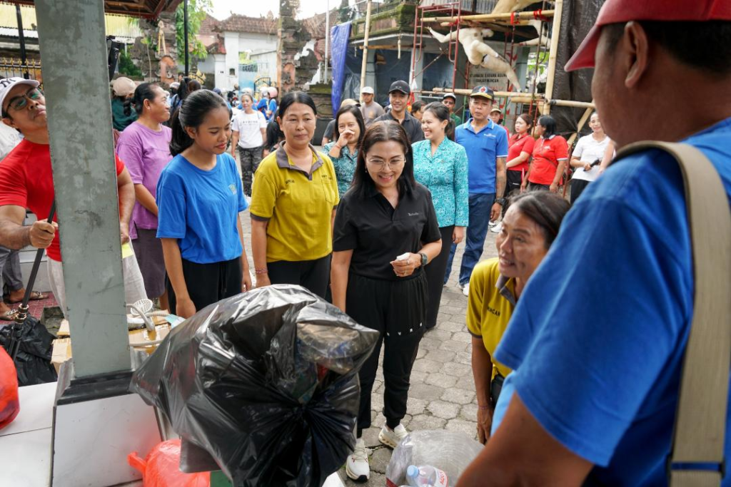 Ketua TP. PKK Badung, Ny. Rasniathi Adi Arnawa buka Safari Perdana Launching Bank Sampah di Banjar Muncan, Kelurahan Kapal, pada hari Jumat (26/12).