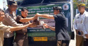 Bupati Klungkung, I Made Satria, saat melakukan prosesi pemecahan kendi sebagai tanda pengiriman RDF sebanyak 28 ton dari TOSS Center Karangdadi ke PT. Kemasan Ciptatama Sempurna di Pasuruan, Senin (28/4/2025). (Foto: M-011)