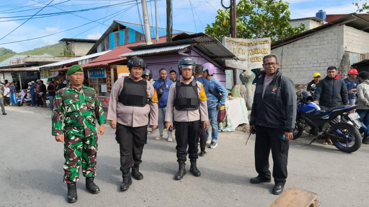 Aparat gabungan TNI-POLRI sedang berjaga-jaga di lokasi Universitas Islam Negeri Abdul Muthalib Sangadji Ambon.