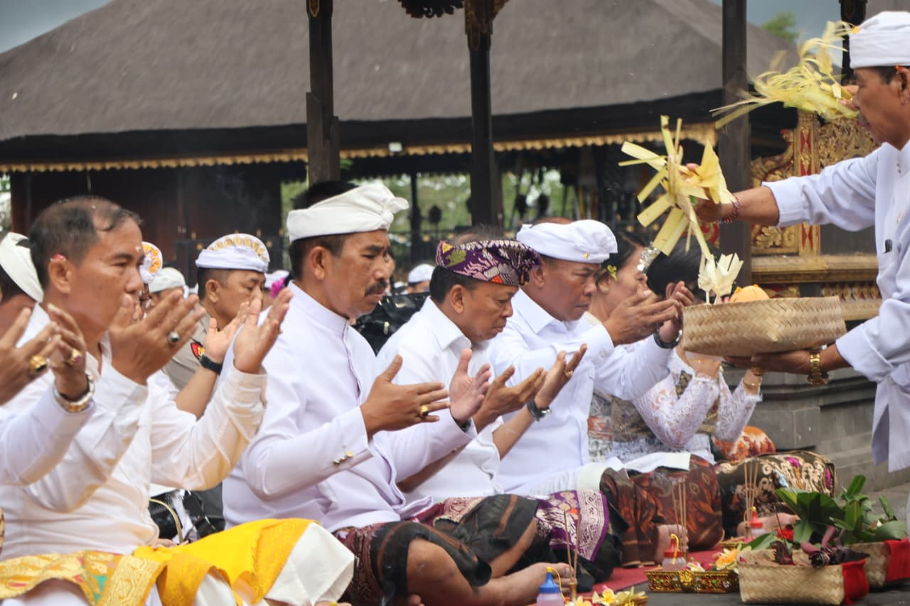 Gubernur Bali Wayan Koster bersama jajaran Forkopimda, DPRD Bali, dan pimpinan OPD mengikuti prosesi persembahyangan serta matur piuning di Pura Agung Besakih, Karangasem, Rabu (24/12), sebagai penanda dimulainya pelaksanaan Haluan Pembangunan Bali 100 Tahun 2025–2125.