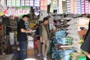 Petugas Satgas Pangan Polda Bali melakukan pengecekan harga dan ketersediaan beras di salah satu kios sembako