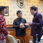 Wali Kota Denpasar I Gusti Ngurah Jaya Negara berbincang dengan Duta Besar Finlandia untuk Indonesia Jukka-Pekka Kaihilah saat kunjungan resmi di Kantor Wali Kota Denpasar, membahas peluang kerja sama teknologi pengolahan sampah.