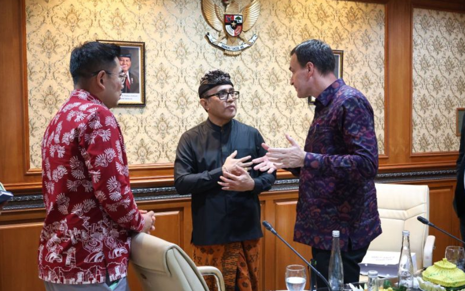 Wali Kota Denpasar I Gusti Ngurah Jaya Negara berbincang dengan Duta Besar Finlandia untuk Indonesia Jukka-Pekka Kaihilah saat kunjungan resmi di Kantor Wali Kota Denpasar, membahas peluang kerja sama teknologi pengolahan sampah.