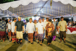 Bupati Adi Arnawa bersama Gubernur Wayan Koster saat menghadiri sekaligus membuka secara resmi Pandawa Festival XIV di Pantai Pandawa, Kutuh, Kamis (25/12).