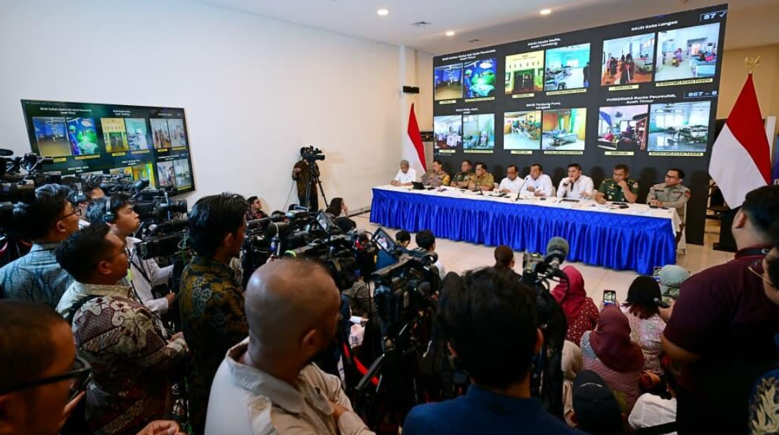 Para menteri dan pejabat terkait menyampaikan keterangannya dalam konferensi pers yang digelar di Posko Terpadu Pangkalan TNI AU Halim Perdanakusuma, Jakarta, Senin, 29 Desember 2025