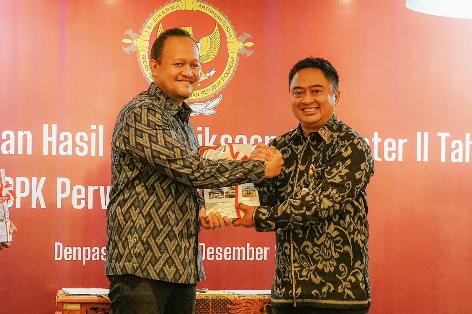 Wabup Alit Sucipta bersama Ketua DPRD Badung Anom Gumanti saat menerima LHP Kepatuhan atas PDRD Tahun 2024 hingga Triwulan III Tahun 2025 dari BPK RI Perwakilan Provinsi Bali di Four Star by Trans Hotel, Denpasar, Senin (29/12).