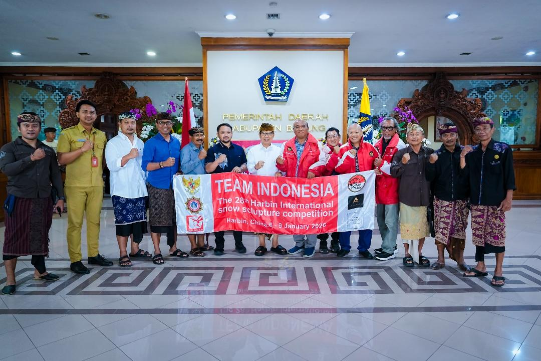 Bupati Wayan Adi Arnawa melepas Himpunan Seniman Pecatu yang akan mengikuti gelaran kompetisi patung es yang bertajuk The 28th China Harbin International Snow Sculpture Competition Harbin China, di Puspem Badung, Senin (29/12).