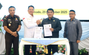 Kepala Badan Pemulihan Aset Kejaksaan RI Dr. Kuntadi (kiri) dan Gubernur Sulawesi Utara Mayjen TNI (Purn) Yulius Selvanus, S.E. menunjukkan dokumen hibah usai penandatanganan Berita Acara Serah Terima dua unit kapal barang rampasan negara di Gedung Wisma Negara Provinsi Sulawesi Utara, Manado, Senin (29/12/2025).