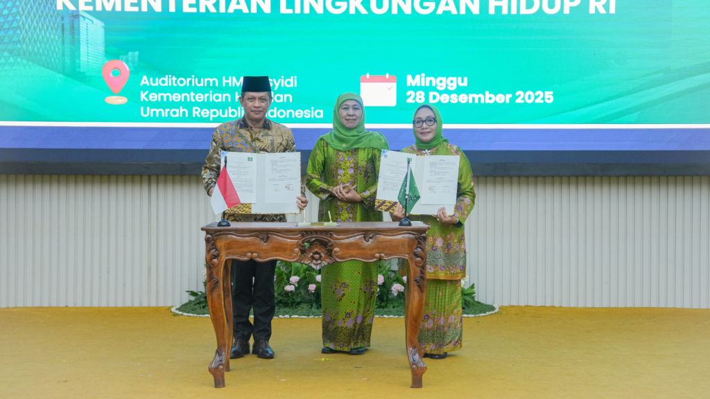 Menteri Lingkungan Hidup/Kepala BPLH Hanif Faisol Nurofiq (kiri) bersama Ketua PP Muslimat NU Arifatul Choiri Fauzi (kanan) disaksikan Ketua Umum Dewan Pembina PP Muslimat NU Khofifah Indar Parawansa usai penandatanganan Nota Kesepahaman antara KLH/BPLH dan PP Muslimat NU di Auditorium Kementerian Agama, Jakarta, Minggu (28/12/2025).