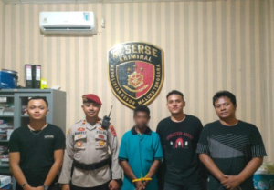 Terduga pelaku, A.R. alias Alex di tengah dan didampingi Tim Satreskrim Polres Malra.