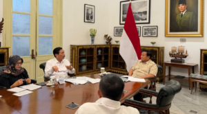 Presiden Republik Indonesia Prabowo Subianto menerima Ketua Dewan Ekonomi Nasional (DEN), Luhut Binsar Pandjaitan, di Istana Merdeka, Jakarta, pada 3 Desember 2025. Foto: BPMI Setpres/Istimewa