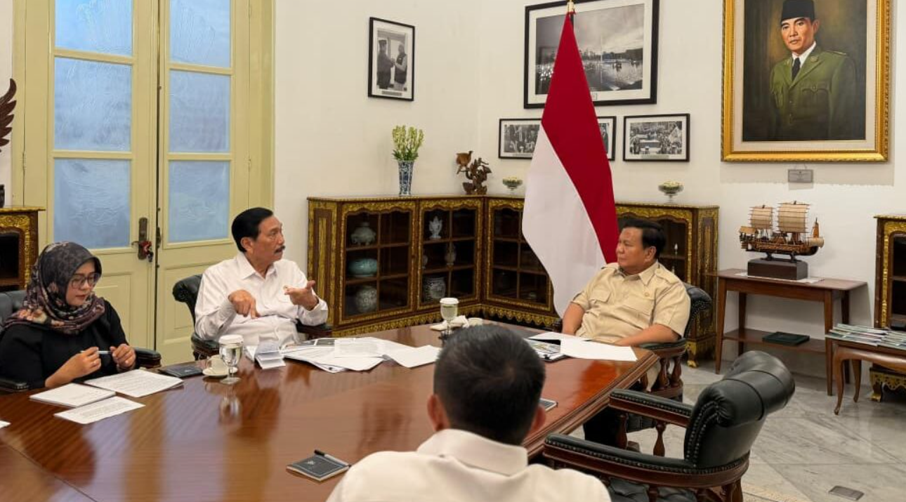 Presiden Republik Indonesia Prabowo Subianto menerima Ketua Dewan Ekonomi Nasional (DEN), Luhut Binsar Pandjaitan, di Istana Merdeka, Jakarta, pada 3 Desember 2025. Foto: BPMI Setpres/Istimewa