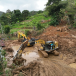 Akses di wilayah Silungkang yang sempat terputus akibat bencana banjir bandang secara bertahap mulai dapat dilalui kembali. Sejumlah titik, termasuk di Jorong Tantaman, Nagari Tigo Koto Silungkang Kec. Palembayan Kab. Agam, akses masih terputus karena timbunan material lumpur, batu dan kayu, Rabu (3/12).