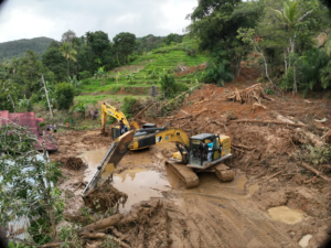 Akses di wilayah Silungkang yang sempat terputus akibat bencana banjir bandang secara bertahap mulai dapat dilalui kembali. Sejumlah titik, termasuk di Jorong Tantaman, Nagari Tigo Koto Silungkang Kec. Palembayan Kab. Agam, akses masih terputus karena timbunan material lumpur, batu dan kayu, Rabu (3/12).